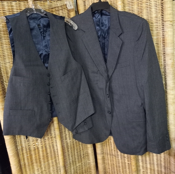 💕Woodmere 2 Pc Suit Blazer Jacket & Vest Gray Pinstripes Size 42R - Picture 1 of 11
